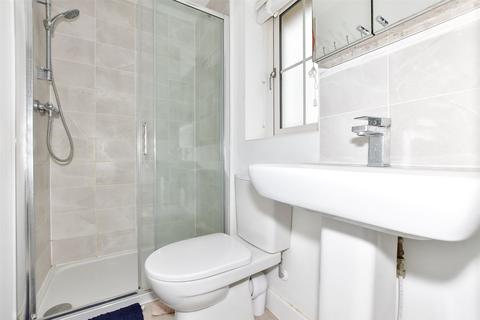 22 Lake Drive, Hythe, CT21 4BN