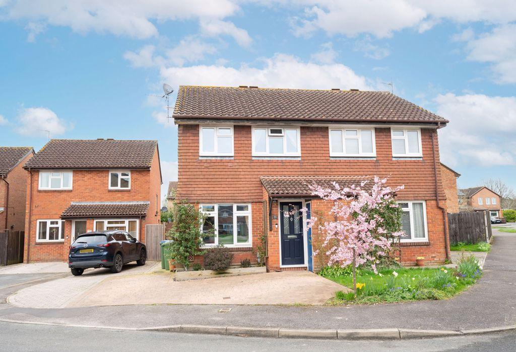 Broadbridge Heath, Horsham, West Sussex 3 bed semi-detached house - £ ...