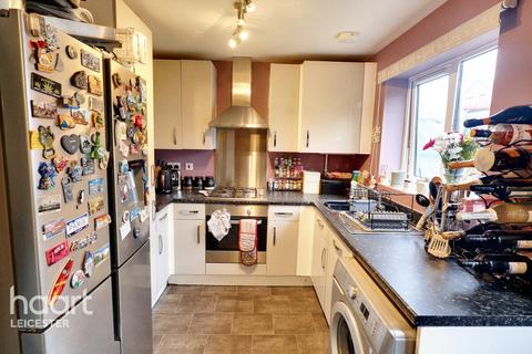 3 bedroom townhouse for sale, Pentland Close, Leicester