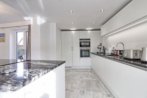 7 Carpenter Close, Billericay, CM12 0EA