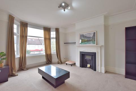 2 bedroom flat to rent, Caversham Avenue, Palmers Green, London. N13