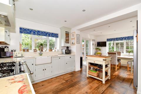 2 Oaklands, Fetcham, Leatherhead, KT22 9BY