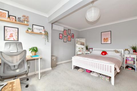 2 Oaklands, Fetcham, Leatherhead, KT22 9BY