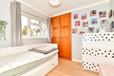 2 Oaklands, Fetcham, Leatherhead, KT22 9BY