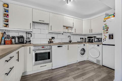 2 bedroom flat for sale - Lambourn Grove, Kingston Upon Thames