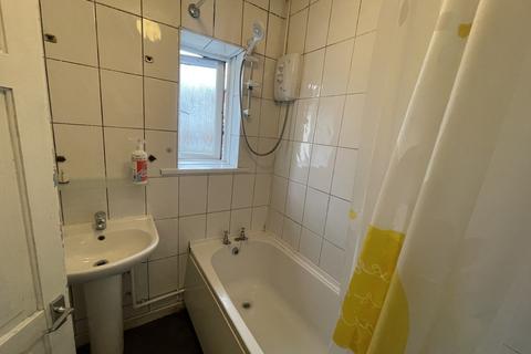 4 bedroom semi-detached house to rent, North Road, Heath, CARDIFF