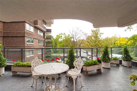 3 bedroom apartment to rent, Avenue Road, St Johns Wood, London, NW8