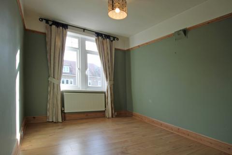 3 bedroom flat to rent, Wheatley Avenue, Ben Rhydding, Ilkley, LS29