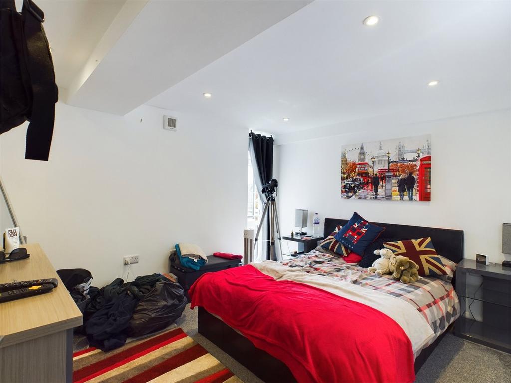 Sterling Parade, The Street... 1 bed apartment £1,050 pcm (£242 pw)