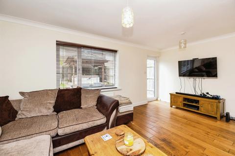 3 bedroom end of terrace house for sale, Rectory Way, Kennington, Tn24