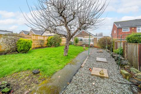 2 bedroom bungalow for sale - Priestley Drive, Pudsey, West Yorkshire, LS28
