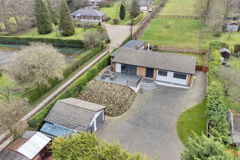4 bedroom bungalow for sale - Valley Road, Fawkham, Longfield, Kent, DA3