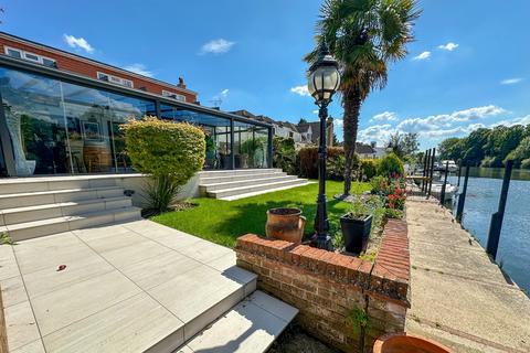 Superb Riverside Home - Wraysbury, Berkshire