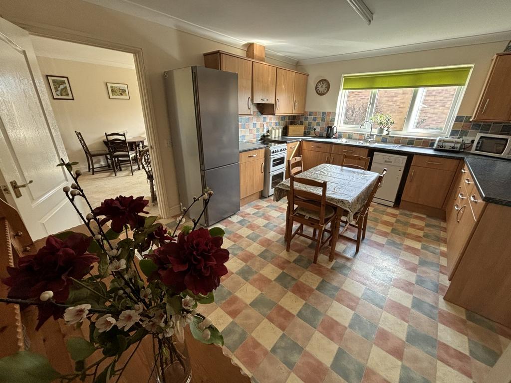 Skomer Drive, Milford Haven, Pembrokeshire, SA73 4 bed bungalow for