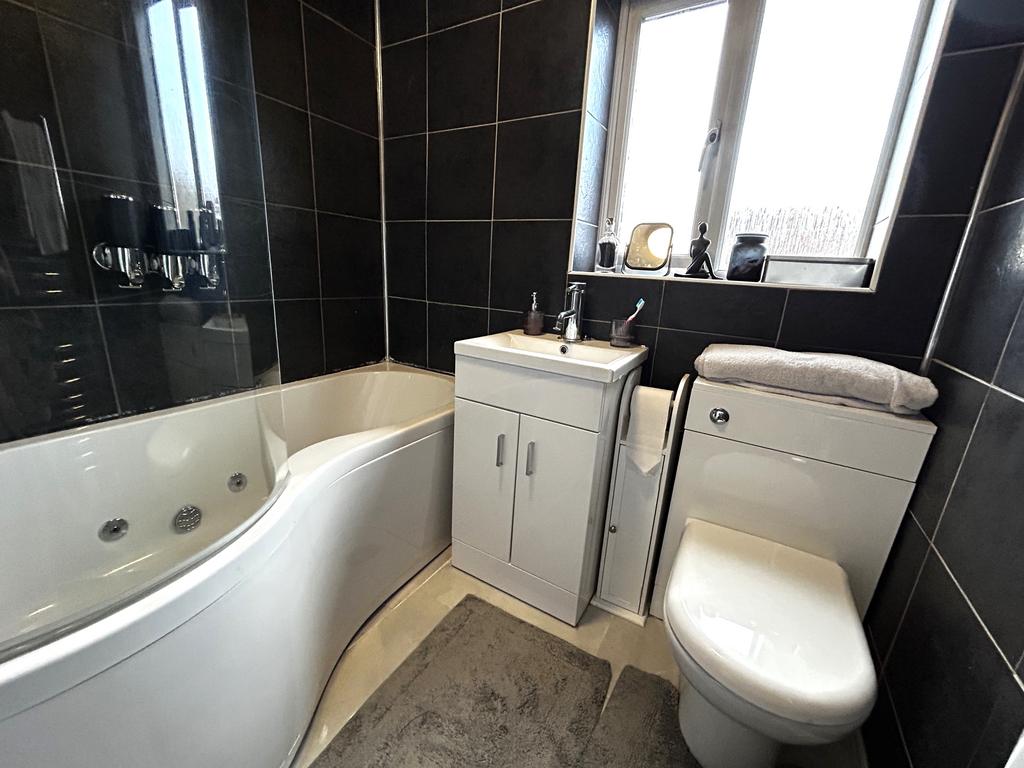 Main bathroom.jpeg
