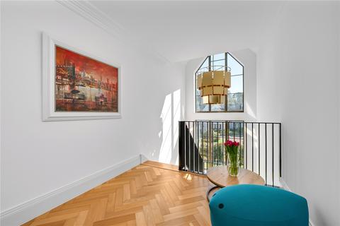 19 Riverside Drive, Esher, KT10 8PG