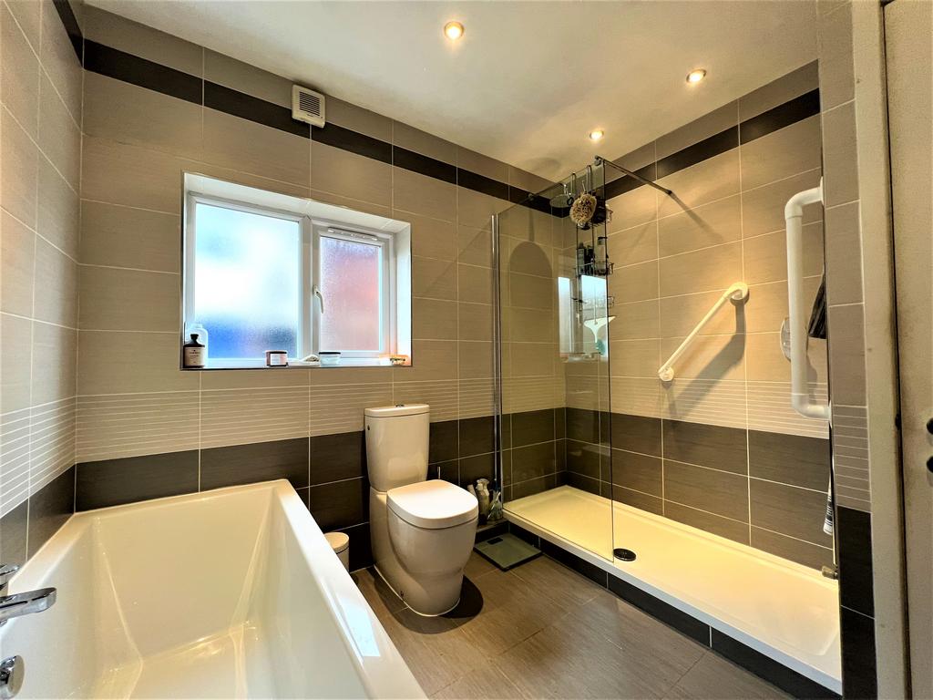 Bathroom Photo 2.jpg