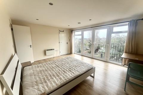 1 bedroom in a house share to rent - Hedge Lane N13
