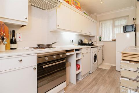 1 bedroom flat for sale, Niton Court, SS17