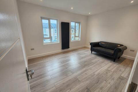 3 bedroom apartment to rent, Danbrook Road, Streatham