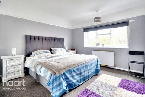 4 bedroom semi-detached house for sale - Wrexham Road, Romford