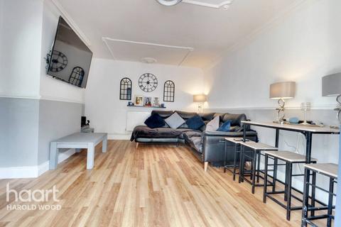3 Wrexham Road, Romford, RM3 7YX