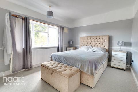 3 Wrexham Road, Romford, RM3 7YX