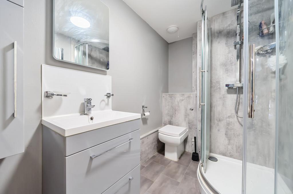 Flat 1 Bathroom
