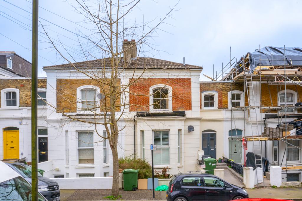 Camden Hill Road, London SE19 2 bed flat for sale £400,000