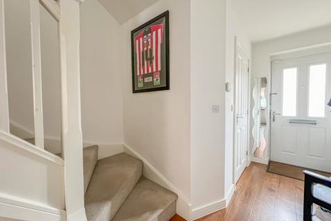 18 Claremont Crescent, Rayleigh, SS6 9GZ