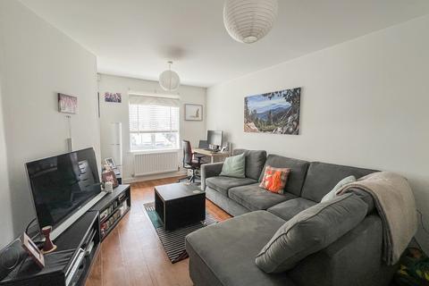 18 Claremont Crescent, Rayleigh, SS6 9GZ