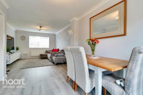 8 Blakeborough Drive, Harold Wood, Romford, RM3 0WS
