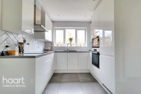 8 Blakeborough Drive, Harold Wood, Romford, RM3 0WS
