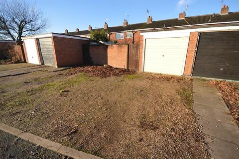 3 bedroom terraced house to rent, Brooklands Road, Leicester LE9