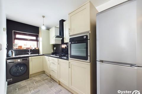 2 bedroom flat to rent - Clements Road, London, E6