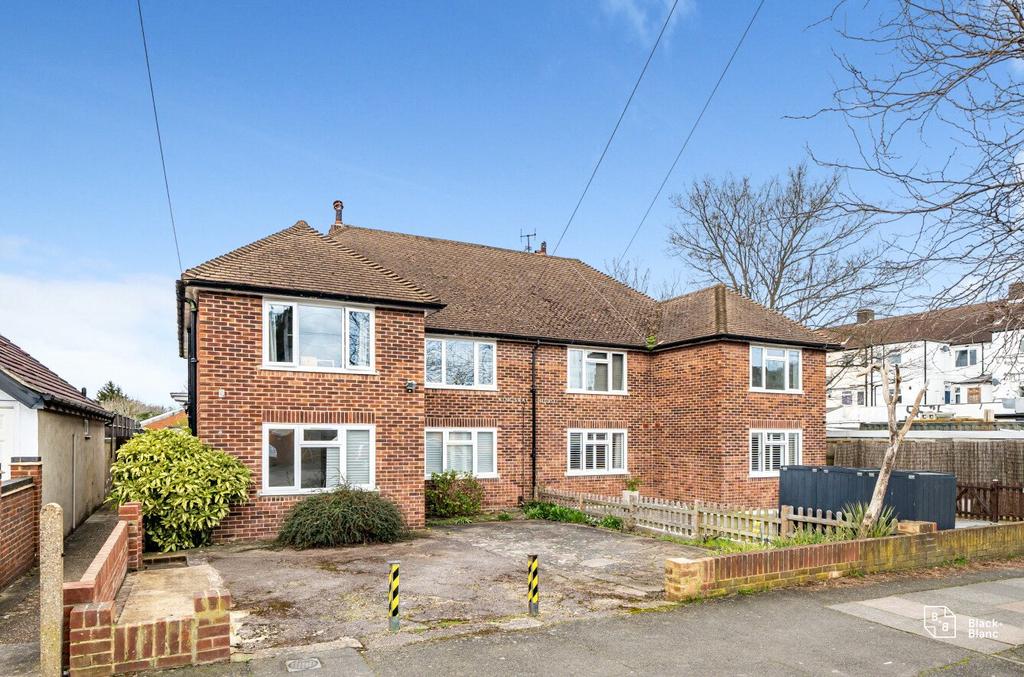Church Drive, West Wickham, BR4 2 bed for sale £400,000