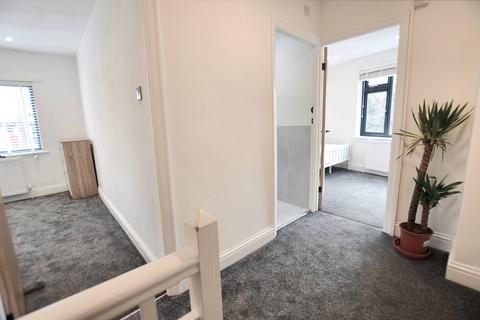 4 bedroom end of terrace house to rent, Norman Row, Leeds LS5