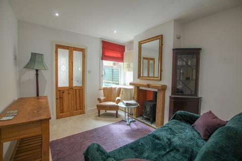 2 bedroom terraced house to rent, Railway Road, Newbury RG14