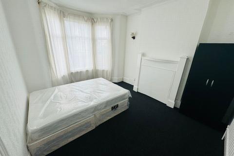 4 bedroom house to rent - Eton Road, Ilford, IG1