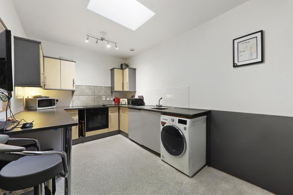 Streatham Road, Surrey, CR4 2 bed for sale £240,000