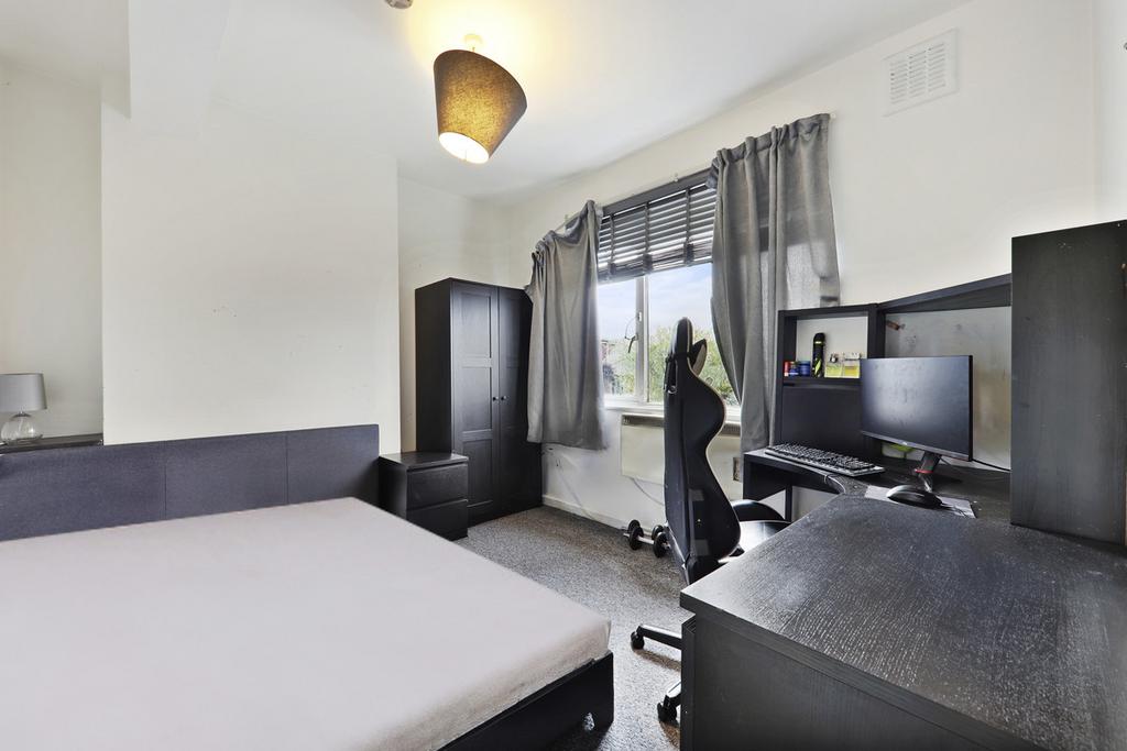 Streatham Road, Surrey, CR4 2 bed for sale £240,000