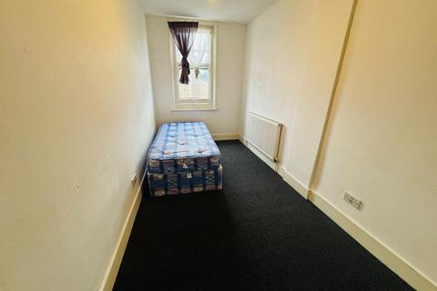 3 bedroom apartment to rent - High Road, Leytonstone, E11
