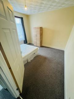 4 bedroom house to rent - Clements Road, London, E6