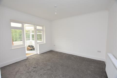 2 bedroom bungalow to rent, Kents Avenue, Holland-on-Sea