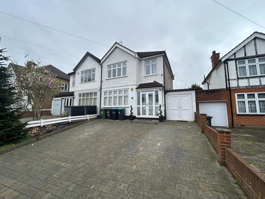 Beresford Avenue, Surbiton 3 bed semidetached house £2,750 pcm (£635 pw)