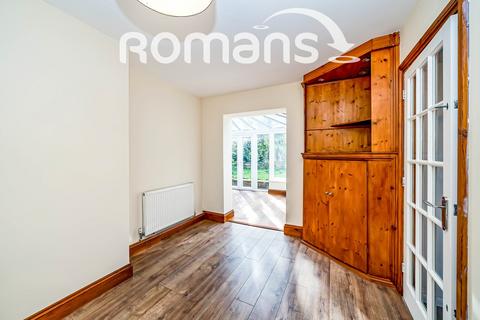 3 bedroom semi-detached house to rent, Courtlands