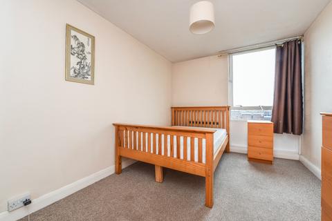 2 bedroom flat to rent, Bramlands Close