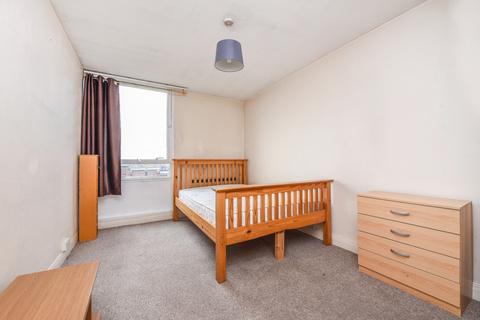 2 bedroom flat to rent - Bramlands Close