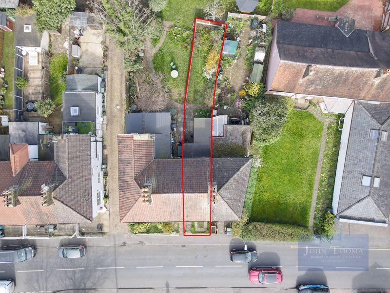 Lambourne Road, Chigwell IG7 2 bed terraced house for sale £365,000
