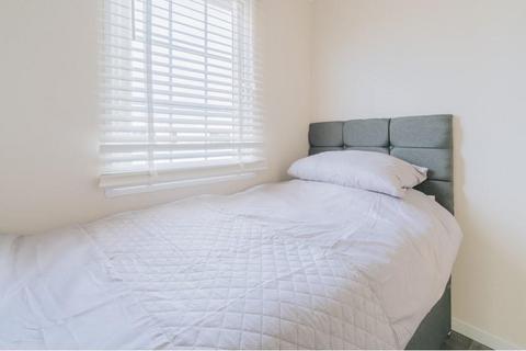 2 bedroom detached house for sale - Dering Way, Gravesend DA12